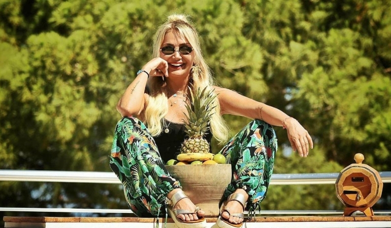 Yonca Evcimik 62 Yaşında Nasıl Genç Kalıyor? İşte O Sırlar!